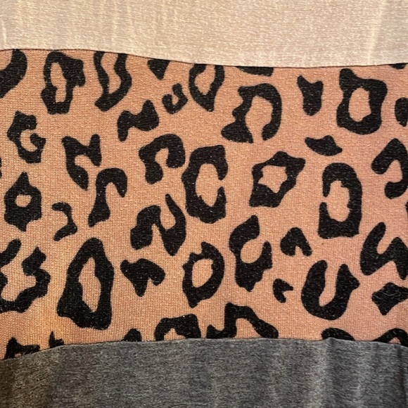 Long Sleeve three toned shirts with cheetah print - Picture 2 of 4